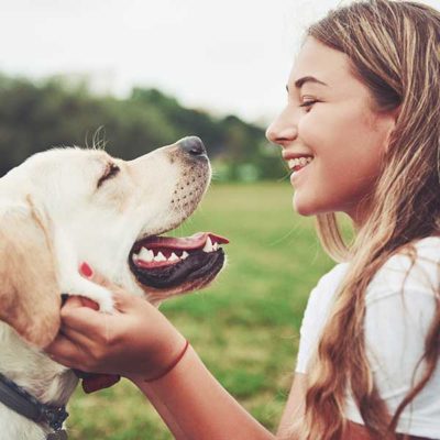 Frau mit Hund